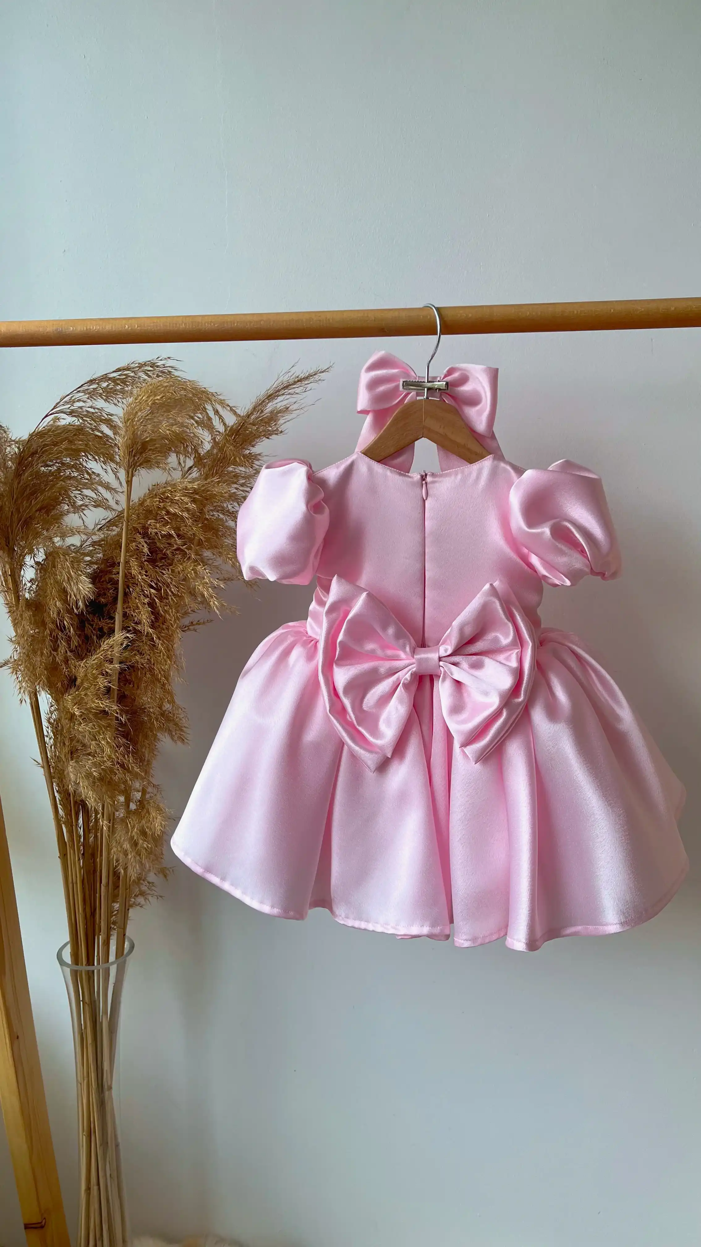 Pembe Saten Fiyonklu Kız Bebek Elbisesi – Özel Gün ve Doğum Günü Elbisesi