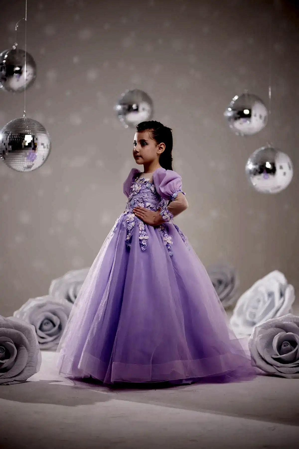 Kız Çocuk Lila Prenses Abiye – 3D Çiçek İşlemeli Tül Elbise, Puff Kol