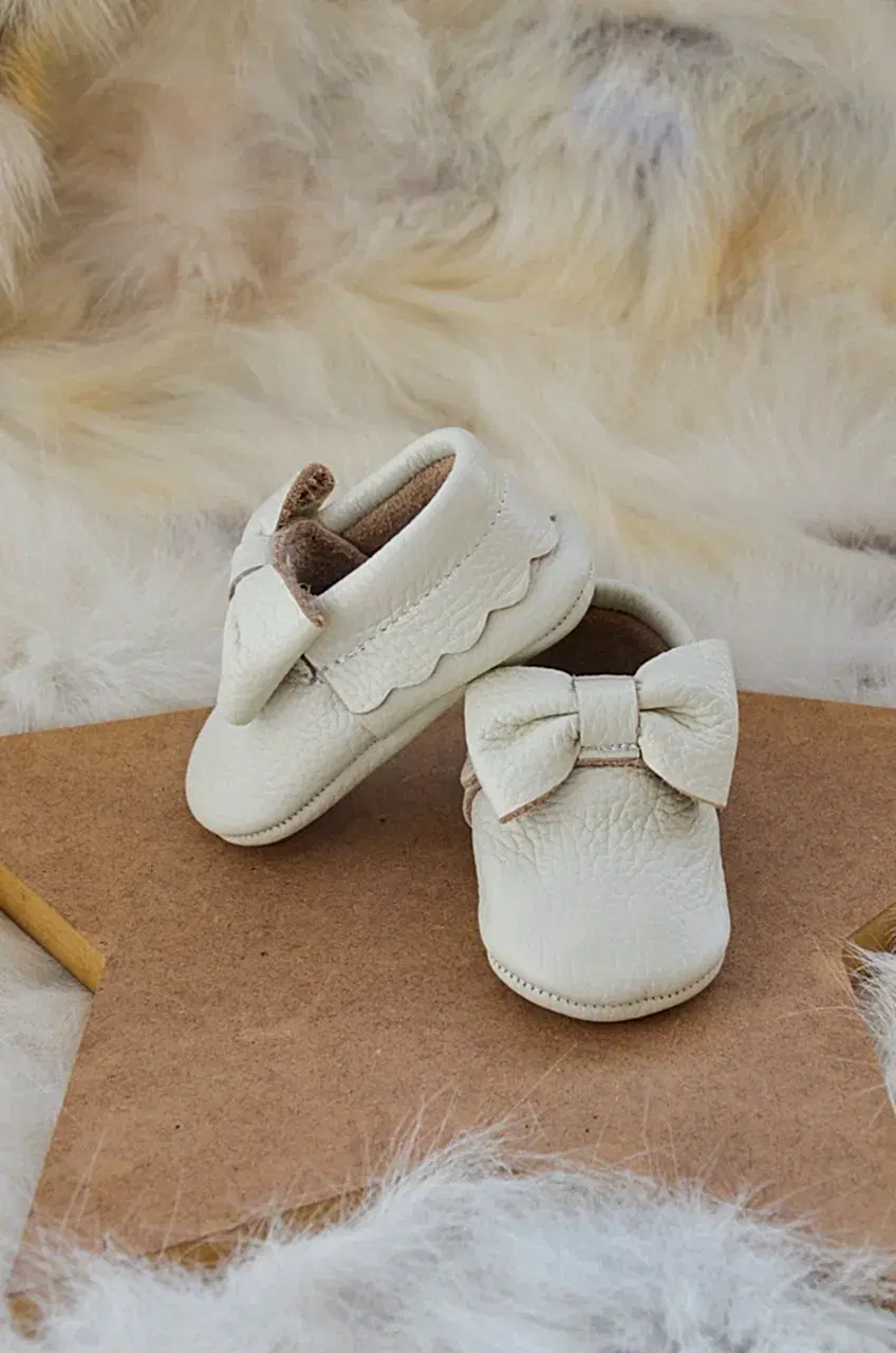 El Yapımı Gerçek Deri Krem Fiyonklu Bebek Patik – İlk Adım Ayakkabısı